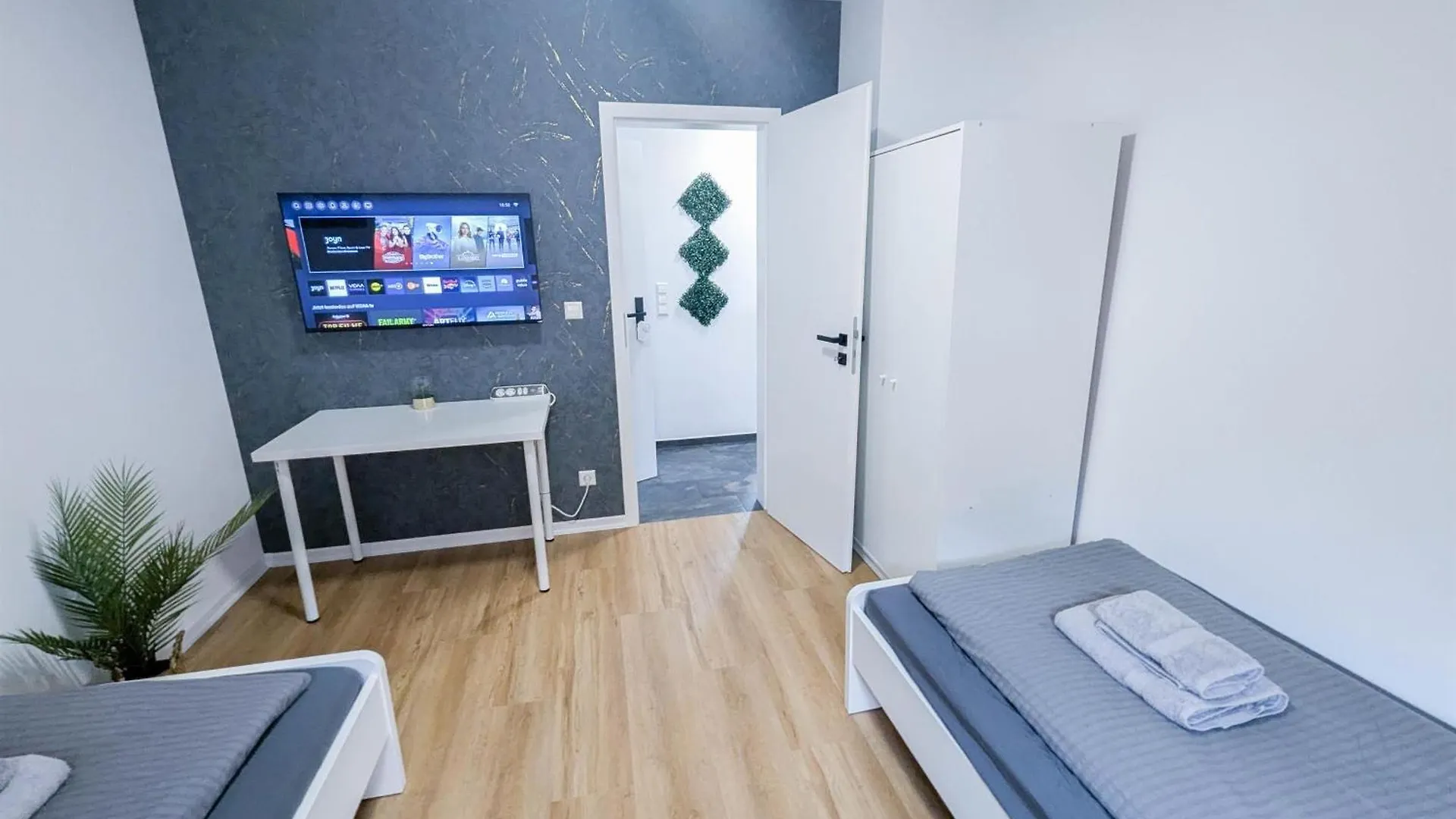 Alfa Stuttgart 3 Zimmer 6 Betten Apartment Wasen Mercedesbenz Mhp Arena L Bad I Kueche L Wifi & Smarttv L 3Br & 6 Beds L Bathroom L Kitchen 0*,  Germany