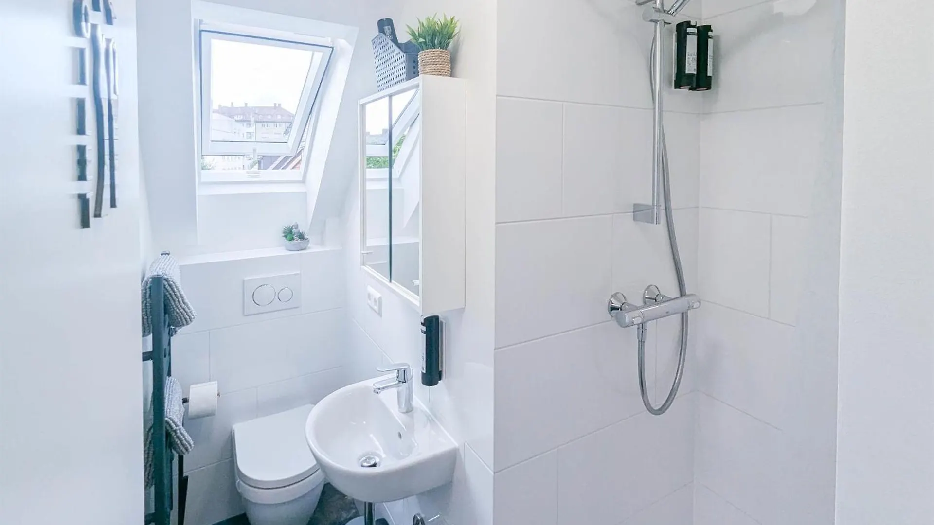 Alfa Stuttgart 3 Zimmer 6 Betten Apartment Wasen Mercedesbenz Mhp Arena L Bad I Kueche L Wifi & Smarttv L 3Br & 6 Beds L Bathroom L Kitchen 0*,  Germany